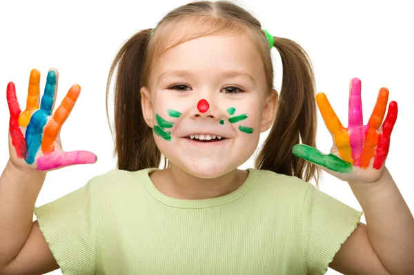 Vrolijk meisje met geschilderde handen — Stockfoto