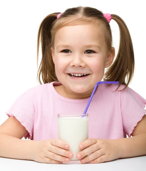 우유의 유리를 가진 귀여운 어린 소녀 — 스톡 사진