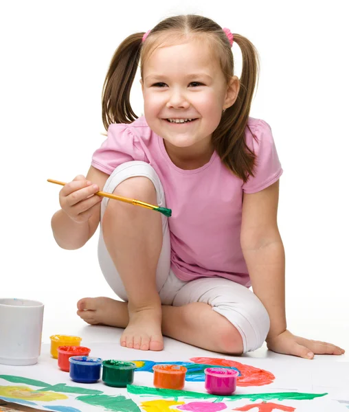Lindo niño alegre jugar con pinturas — Foto de Stock