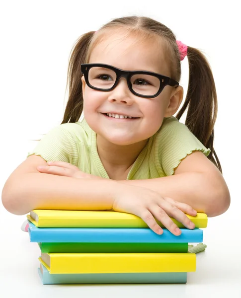 Schattig klein meisje met boeken — Stockfoto