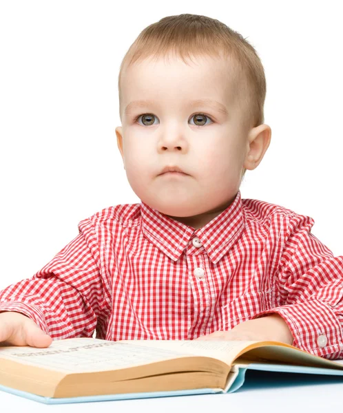 Маленька дитина грає з книгою — стокове фото