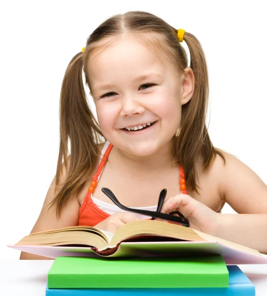 Söt liten flicka med böcker — Stockfoto