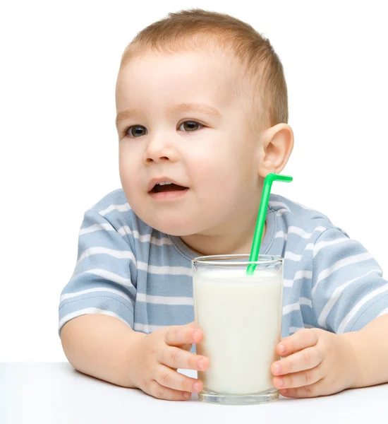 Милий маленький хлопчик зі склянкою молока — стокове фото