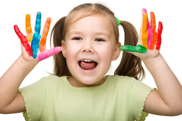 Glad tjej med målade händer — Stockfoto
