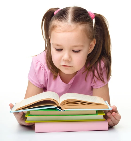 Carina bambina legge un libro — Foto Stock