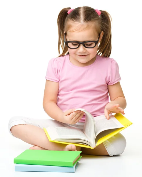 Linda niña lee un libro — Foto de Stock