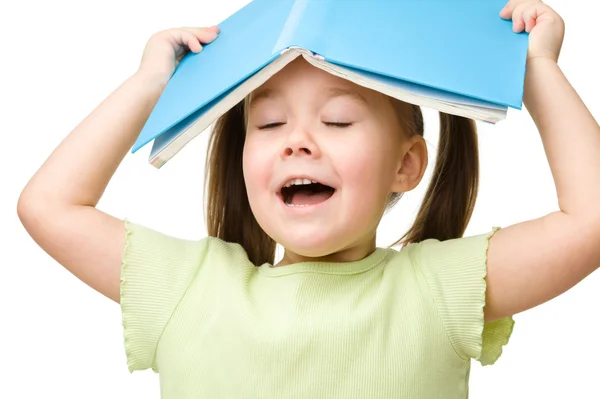 Bonito menina brinca com livro — Fotografia de Stock