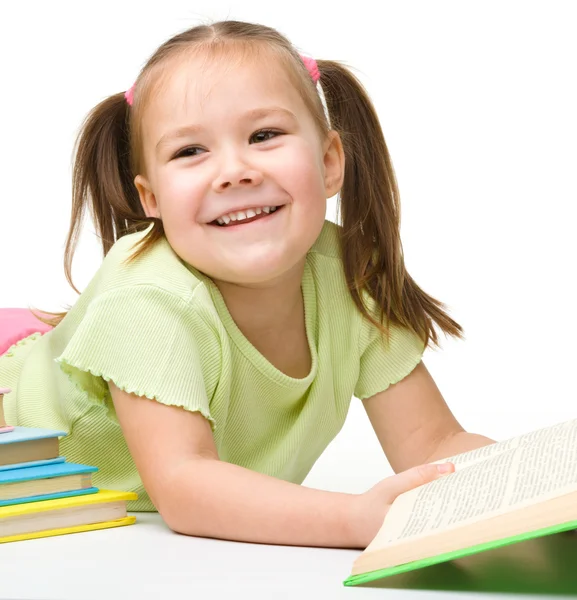 Милая маленькая девочка читает книгу — стоковое фото