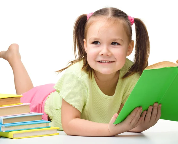 Nettes kleines Mädchen liest ein Buch — Stockfoto