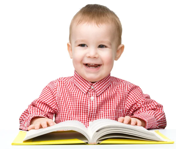 Niño pequeño jugar con el libro —  Fotos de Stock