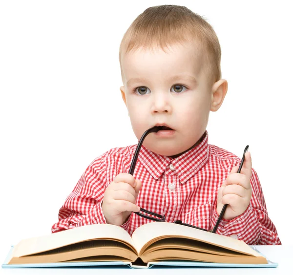 Kinderspiel mit Buch und Brille — Stockfoto