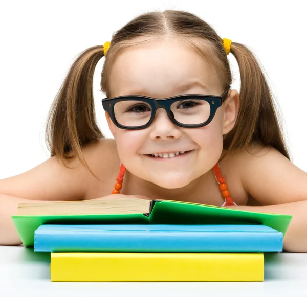 Roztomilá holčička s knihami — Stock fotografie
