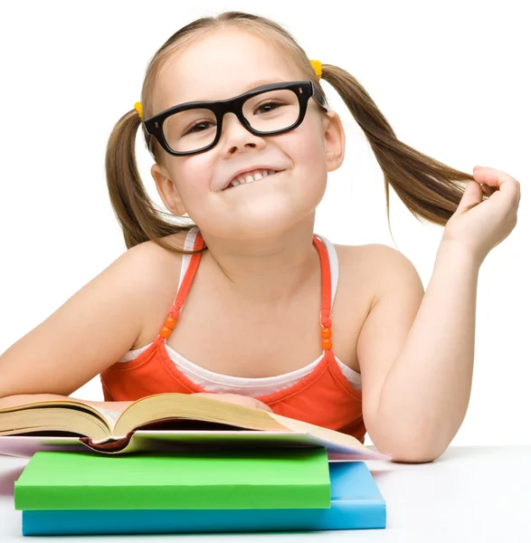 Menina bonito com livros — Fotografia de Stock