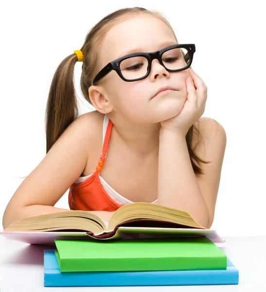 Roztomilá holčička čtení knihy — Stock fotografie