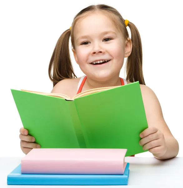 Schattig klein meisje met boeken — Stok fotoğraf