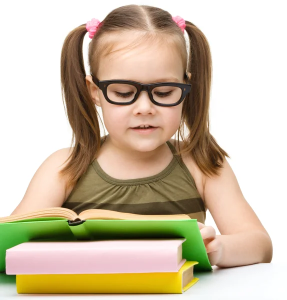 Милая маленькая девочка читает книгу — стоковое фото