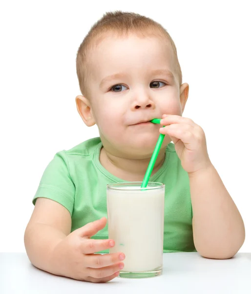 Ładny chłopczyk z szklankę mleka — Zdjęcie stockowe