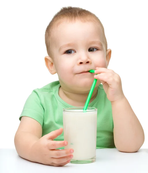 Ragazzino carino con un bicchiere di latte — Foto Stock