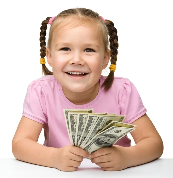 Nettes fröhliches kleines Mädchen mit Papiergeld — Stockfoto