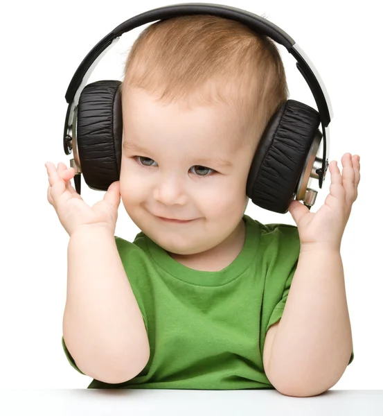 Anak kecil yang lucu menikmati musik menggunakan headphone — Stok Foto