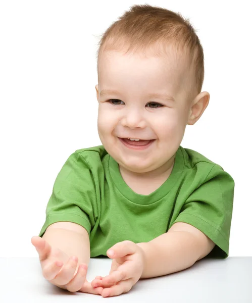 Портрет милого и счастливого маленького мальчика — стоковое фото