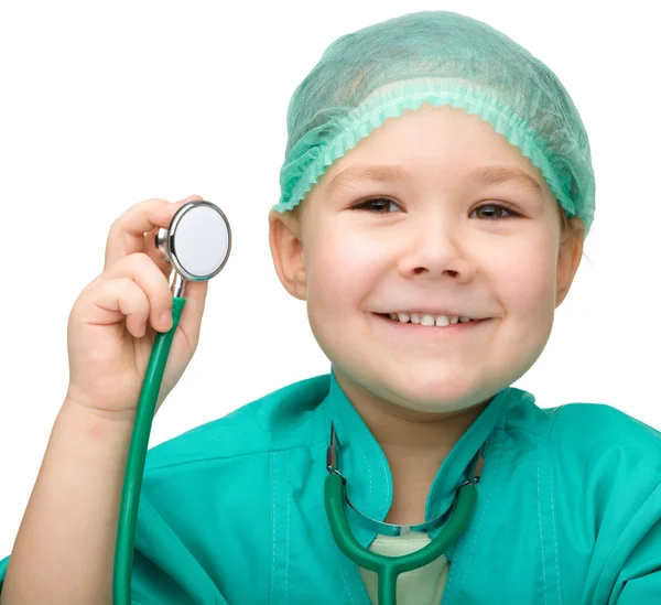 Liten flicka spelar läkare med stetoskop — Stockfoto