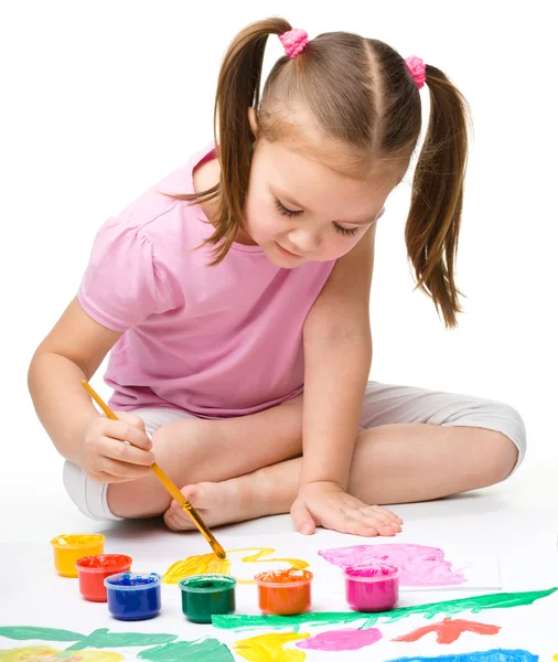 페인트 노는 귀여운 밝은 아이 — 스톡 사진