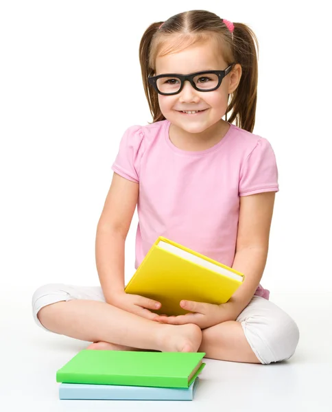 Schattig meisje leest een boek — Stockfoto