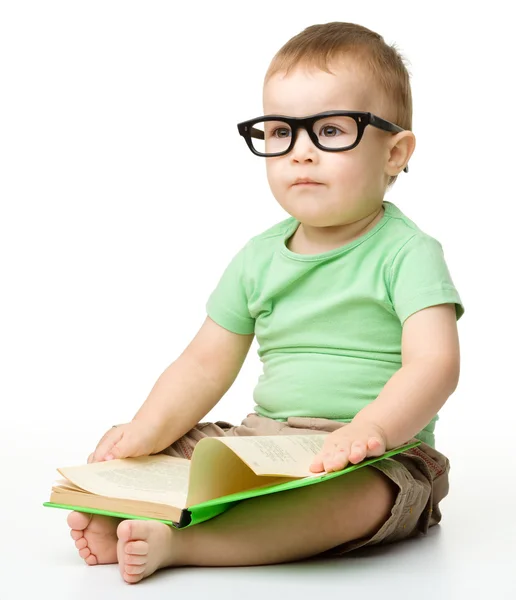 Netter kleiner Junge liest ein Buch — Stockfoto