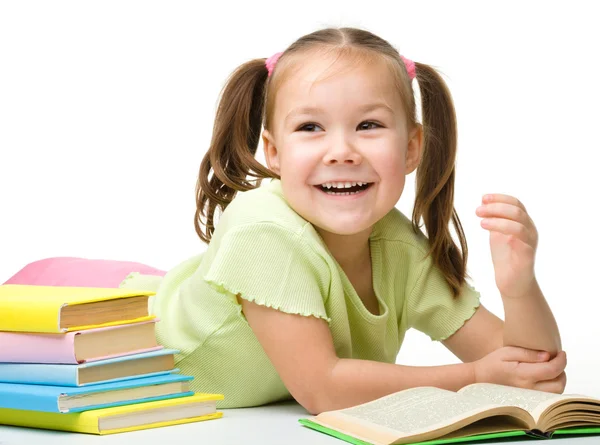 Schattig klein meisje is het lezen van een boek — Stockfoto