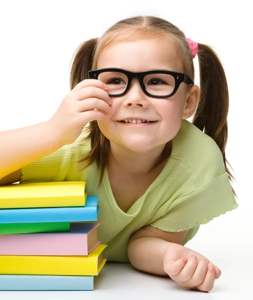 Niedliches kleines Mädchen mit Büchern — Stockfoto