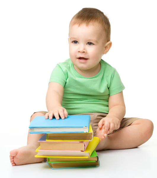 Portret van een schattige kleine jongen met boeken — Stockfoto
