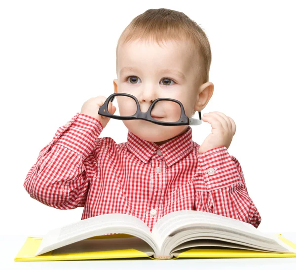Lindo niño lee un libro —  Fotos de Stock