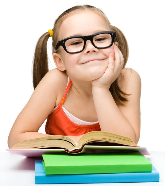 Söt liten flicka läser bok — Stockfoto