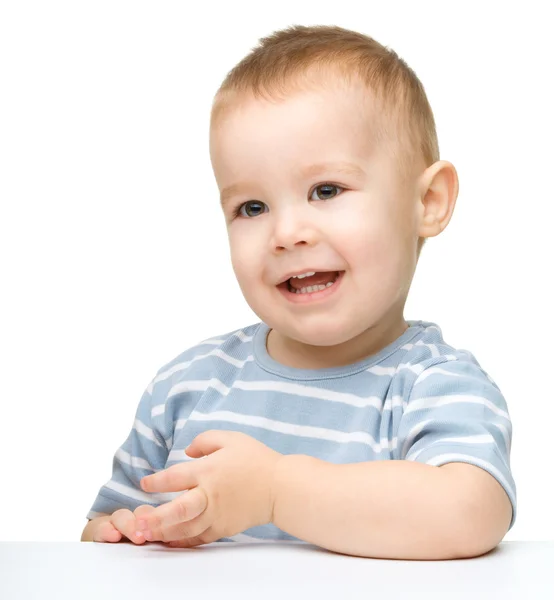Ritratto di un bambino carino e felice — Foto Stock