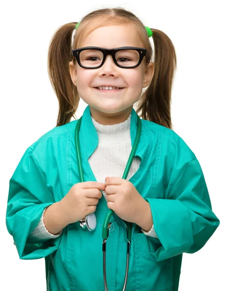 かわいい女の子が医者を再生します。 ストックフォト