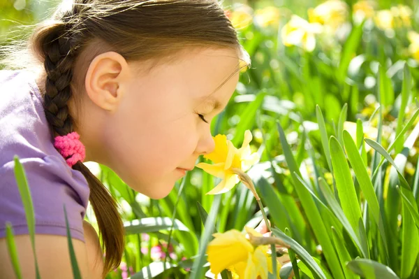 Portret van een schattig klein meisje ruikende bloemen — Stockfoto
