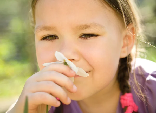 Portret van een schattig klein meisje ruikende bloemen — Stockfoto