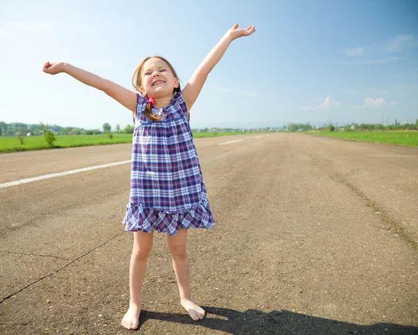 Mutlu küçük bir kızın portresi — Stok fotoğraf