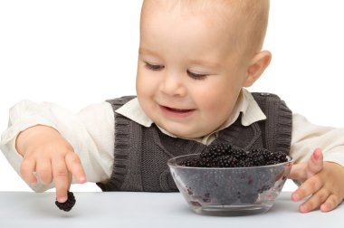 küçük oğlan blackberry yiyor