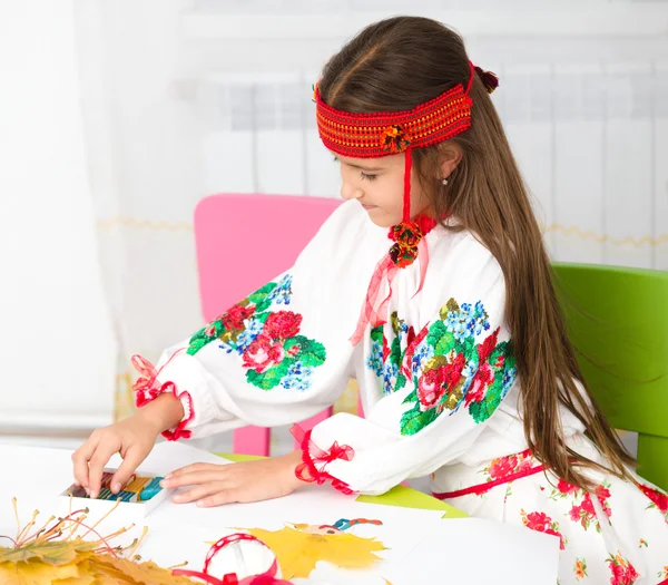 Дівчина в українському національному тканину — стокове фото