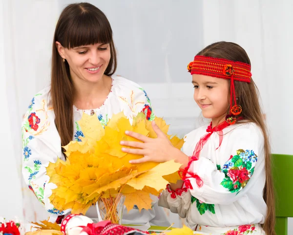 Anne ve çocuk içinde Ukrayna Ulusal bez — Stok fotoğraf