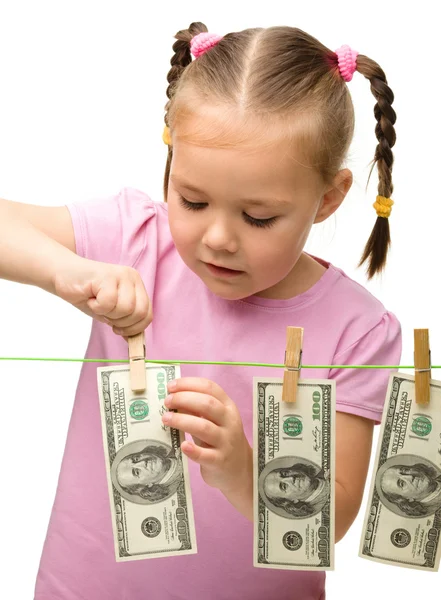 Roztomilá holčička s papírové peníze - dolary — Stock fotografie