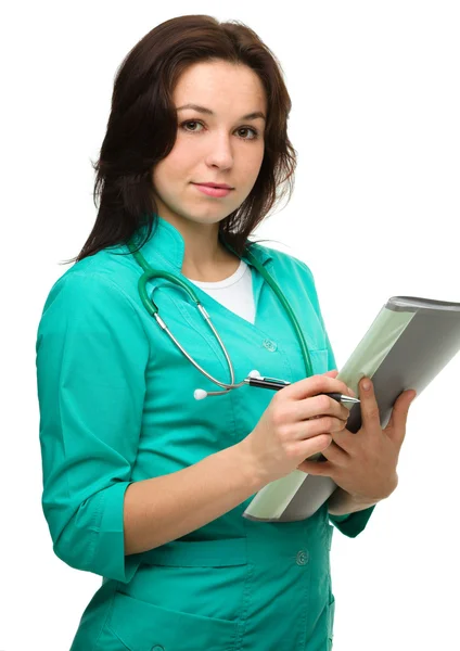Jovem mulher atraente vestindo um uniforme médico — Fotografia de Stock