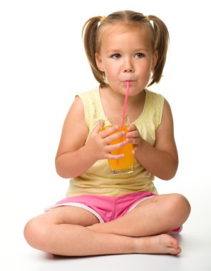 küçük kız içecekler portakal suyu