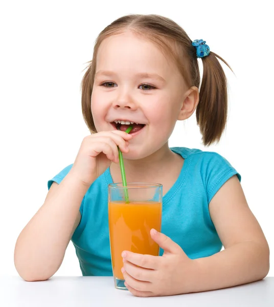 Bambina beve succo d'arancia — Foto Stock