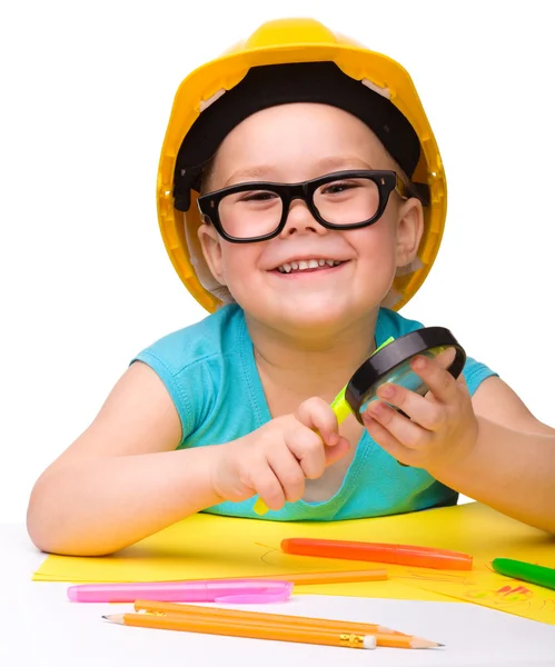 Carino bambina sta giocando mentre indossa il cappello duro — Foto Stock