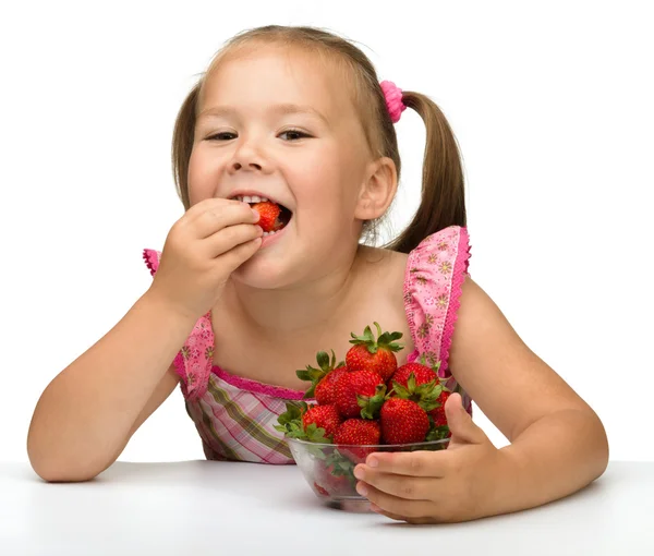 Menina feliz come morangos — Fotografia de Stock