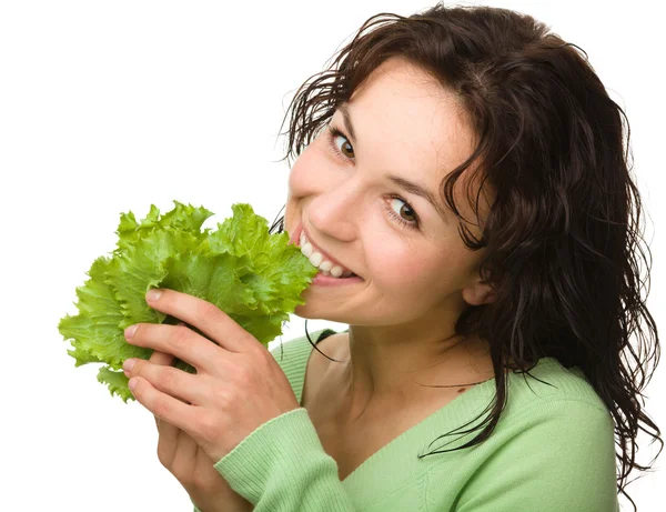 Vacker ung flicka med gröna salladsblad — Stockfoto