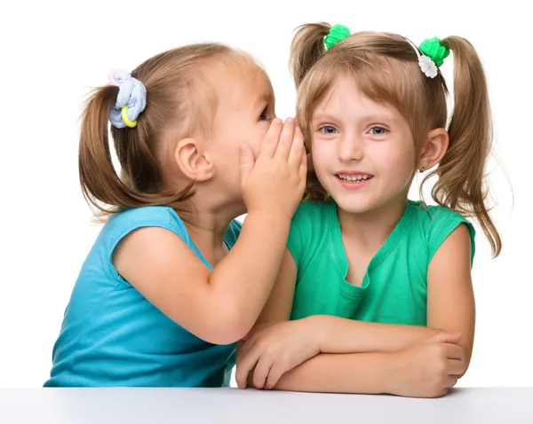 Две маленькие девочки болтают — стоковое фото